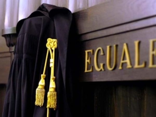 Toga forense accanto all'aula di tribunale